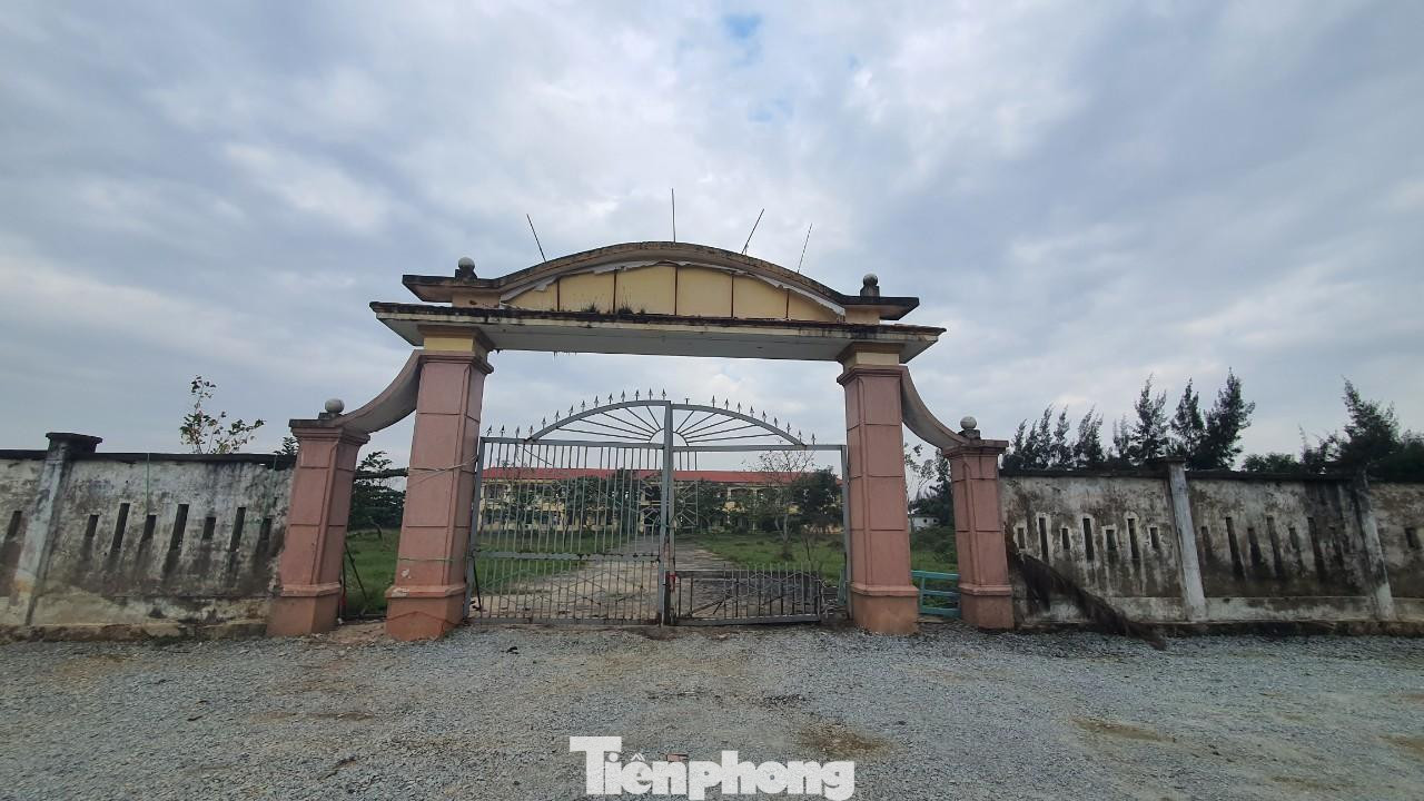 Trường THCS Thạch Bình (xã Thạch Bình) được sáp nhập vào Trường THCS Đại Nài nên từ đó đến nay cũng không còn được sử dụng. Do không được quản lý tốt nên cơ sở vật chất nhanh chóng xuống cấp. Một người dân ở gần Trường THCS Thạch Bình cho biết, trước đây, ngôi trường được đầu tư với kinh phí nhiều tỉ đồng, tuy nhiên mới đưa vào sử dụng khoảng 10 năm thì bỏ hoang do sáp nhập.