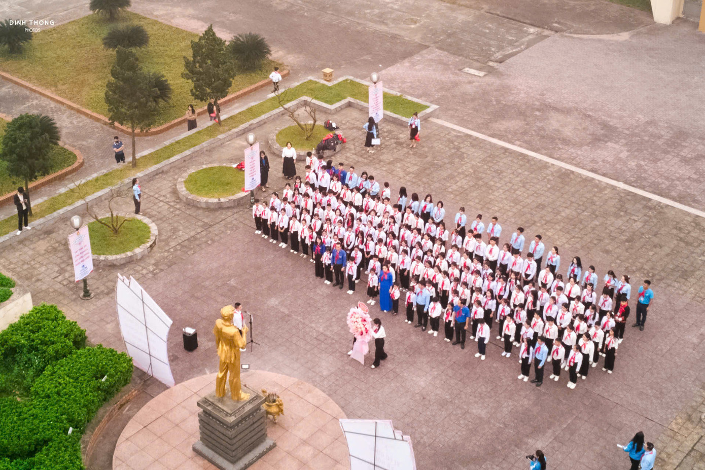 Trước giờ diễn ra đại hội, đại biểu tham dự đại hội đã dâng hương, dâng hoa trước tượng đài Anh hùng Liệt sĩ Lý Tự Trọng (huyện Thạch Hà).