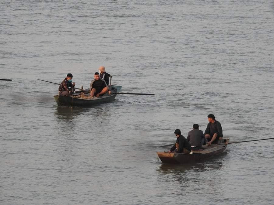 Người dân cùng chính quyền địa phương tìm kiếm thi thể nạn nhân L.