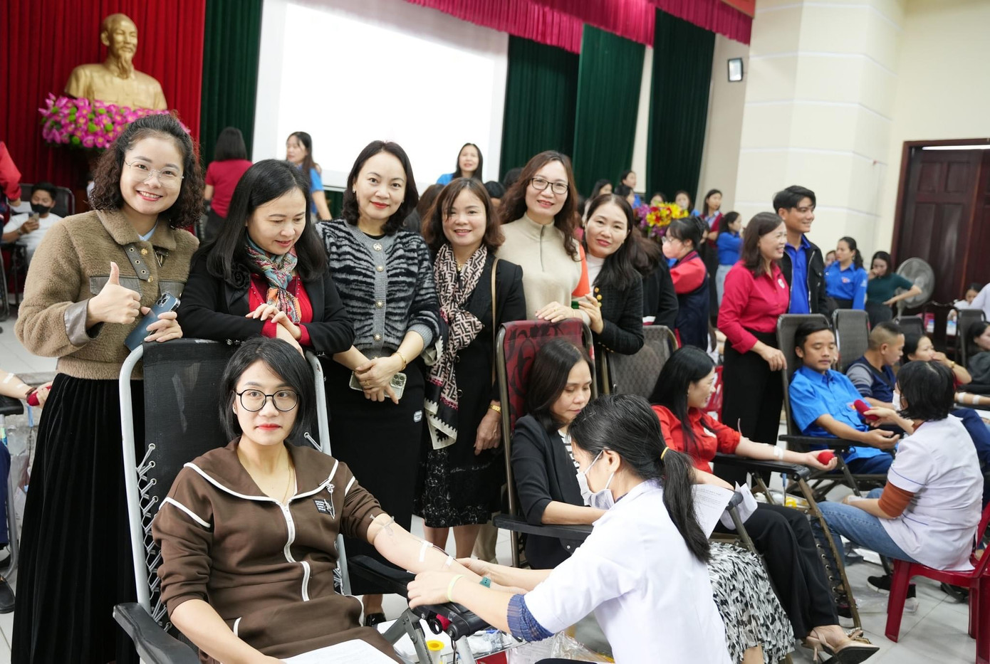 Với thông điệp “ Một giọt máu cho đi – Một cuộc đời ở lại”. Ngày hội hiến máu đã thu hút hơn 300 tình nguyện viên là cán bộ, công chức, viên chức, lực lượng vũ trang, đoàn thanh niên, người lao động đến từ các cơ quan, đơn vị, trường học và các phường trên địa bàn thành phố. Với thông điệp “ Một giọt máu cho đi – Một cuộc đời ở lại”. Ngày hội hiến máu đã thu hút hơn 300 tình nguyện viên là cán bộ, công chức, viên chức, lực lượng vũ trang, đoàn thanh niên, người lao động đến từ các cơ quan, đơn vị, trường học và các phường trên địa bàn thành phố.