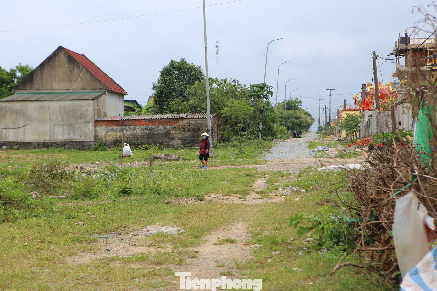 Bà Lê Thị Tuyết (49 tuổi, trú thôn 1, khu tái định cư Tân Phúc Thành) cho hay, sau 10 năm di dời từ nơi ở cũ lên khu tái định cư mới, đường sá giao thông không đảm bảo, ổ gà, ổ voi chi chít. Vì thế mỗi lần có mưa lớn lại dùng đá để làm đường bao ngăn nước chảy tràn vào nhà gây xói lở.