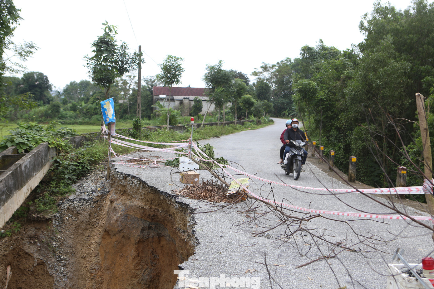 Do ảnh hưởng của mưa lớn kéo dài, tại tuyến đường Hải Thượng Lãn Ông ở thôn 5, thị trấn Vũ Quang (huyện Vũ Quang, tỉnh Hà Tĩnh) bị sạt lở nghiêm trọng.