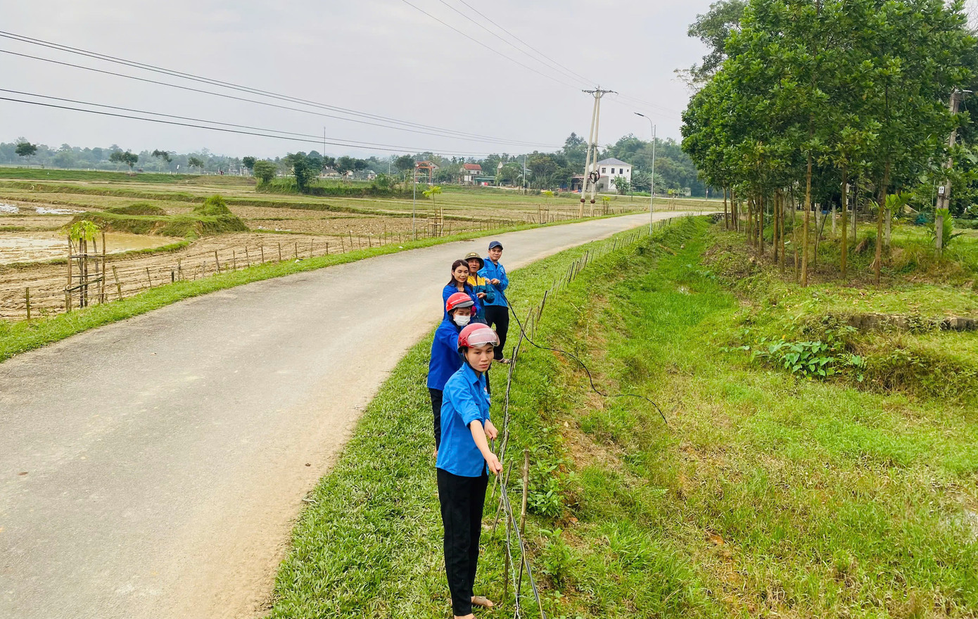 Theo Bí thư Đoàn xã Kim Hoa, để hoàn thành được tuyến đường điện, đơn vị đã huy động nhiều lực lượng đoàn viên thanh niên tham gia. Có những địa điểm đi lại khó khăn, phải thực hiện hơn 1 tuần mới xong. Mỗi đợt huy động có hơn 20 đoàn viên thanh niên tham gia hỗ trợ ngày công. Theo Bí thư Đoàn xã Kim Hoa, để hoàn thành được tuyến đường điện, đơn vị đã huy động nhiều lực lượng đoàn viên thanh niên tham gia. Có những địa điểm đi lại khó khăn, phải thực hiện hơn 1 tuần mới xong. Mỗi đợt huy động có hơn 20 đoàn viên thanh niên tham gia hỗ trợ ngày công.