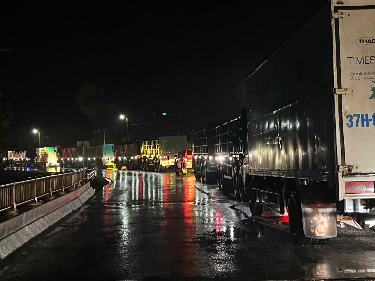 Phương tiện ùn tắc kéo dài trên quốc lộ.