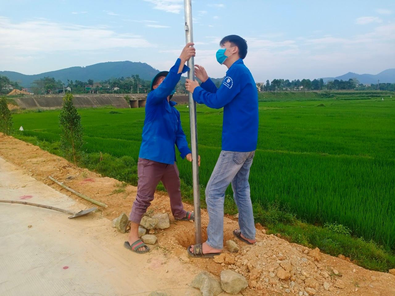 Công trình này có nguồn vốn gần 30 triệu đồng. Lực lượng đoàn viên hỗ trợ tham gia lắp đặt đường điện.