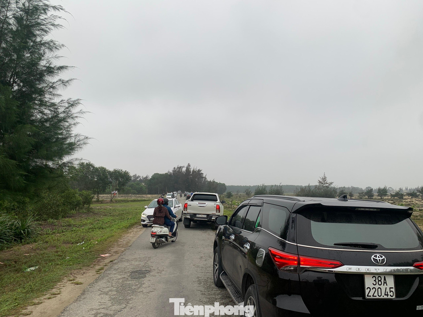 Mỗi ngày có hàng trăm người di chuyển đến vùng này để xem đất. Trong số đó chủ yếu môi giới đến "chào hàng" để bán đất. Vùng đất này chỉ trong thời gian ngắn đã biến thành "chợ đất" nhộn nhịp.