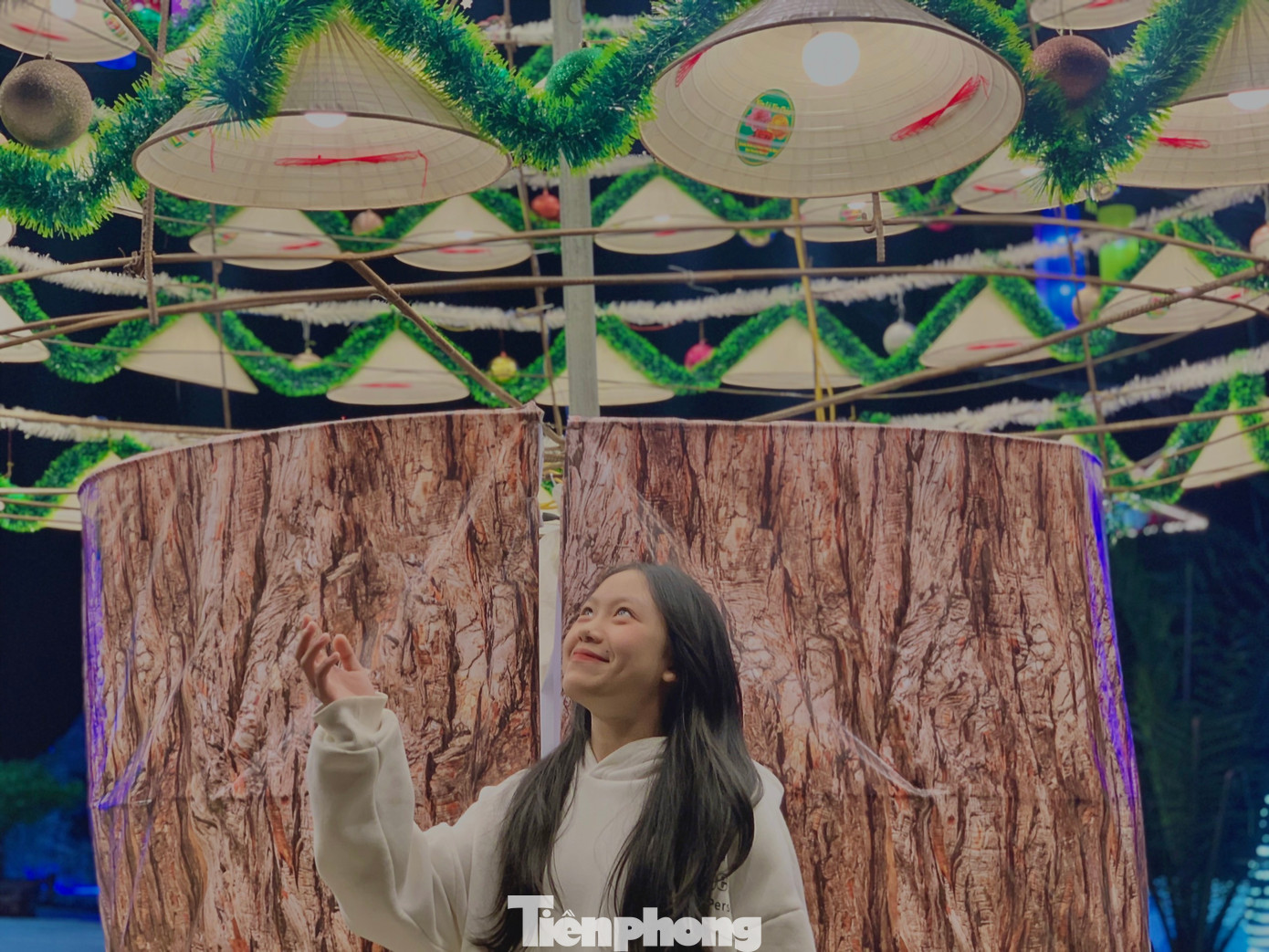 Đây là năm đầu tiên Giáo xứ Đức Vọng làm cây thông noel bằng nón lá nên thu hút nhiều bạn trẻ đến chụp hình kỷ niệm.