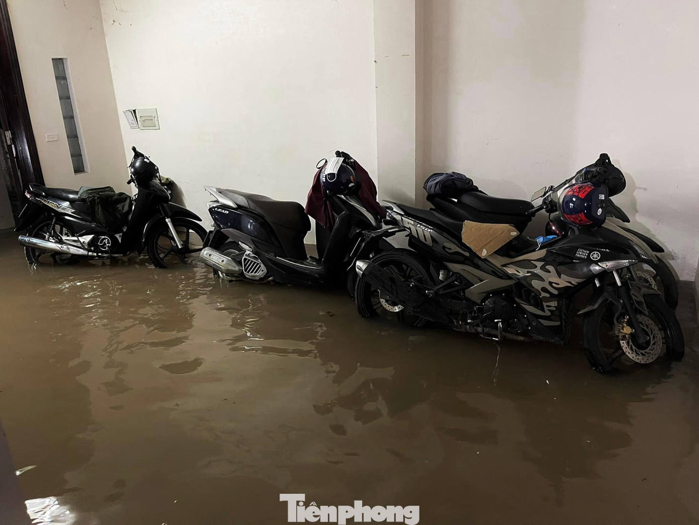 “Vì mưa ngập vào phòng trọ, trong đêm tôi phải đưa xe máy đi vị trí khác để tránh nước dâng gây hư hỏng, ngoài ra một số đồ đạc cũng được kê cao lên”, một người dân tại thành phố Hà Tĩnh cho biết. “Vì mưa ngập vào phòng trọ, trong đêm tôi phải đưa xe máy đi vị trí khác để tránh nước dâng gây hư hỏng, ngoài ra một số đồ đạc cũng được kê cao lên”, một người dân tại thành phố Hà Tĩnh cho biết.