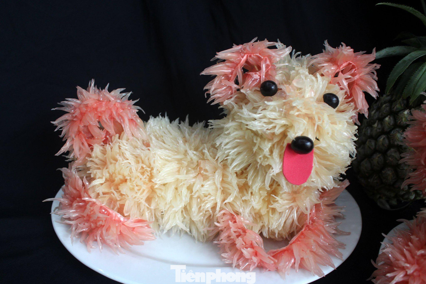 Hình thù chú chó ngộ nghĩnh được tạo thành từ bưởi. Hình thù chú chó ngộ nghĩnh được tạo thành từ bưởi.