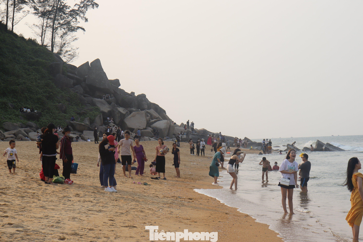 Các gia đình đến bãi tắm để hòa mình vào dòng nước mát, thả dáng chụp ảnh và vui chơi.