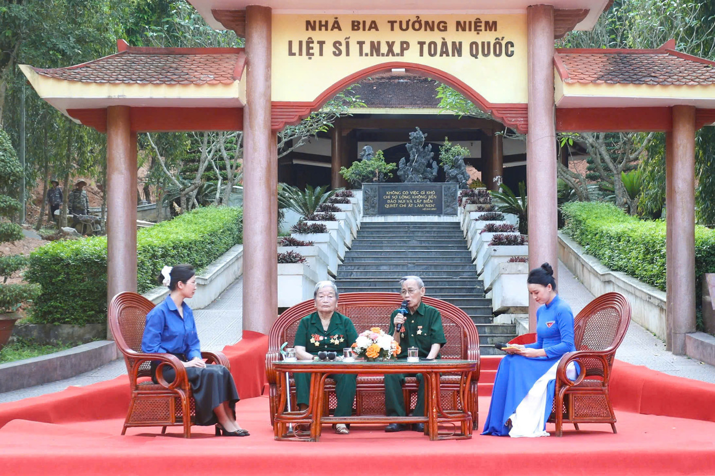 Đoàn viên thanh niên giao lưu, trò chuyện cùng các nhân chứng lịch sử.