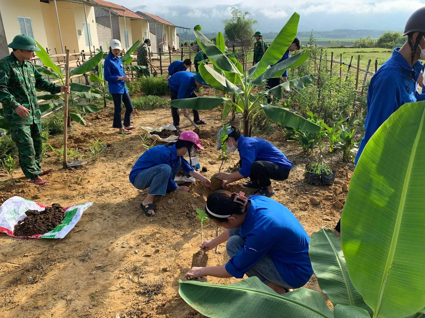 Đặc biệt, dịp này Tỉnh đoàn Hà Tĩnh đã trao tặng 150 cây ăn quả hỗ trợ thanh niên dân tộc Chứt phát triển kinh tế. Trong ảnh: Lực lượng đoàn viên thanh niên phối hợp cùng cán bộ biên phòng trồng cây ăn quả.