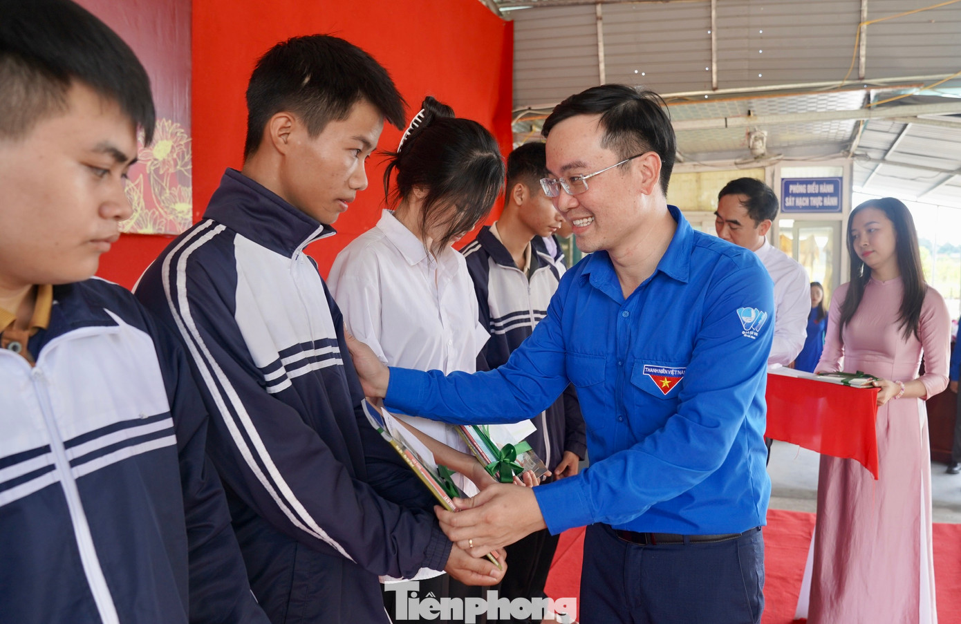 Những học sinh có hoàn cảnh khó khăn vươn lên học giỏi được nhận học bổng.