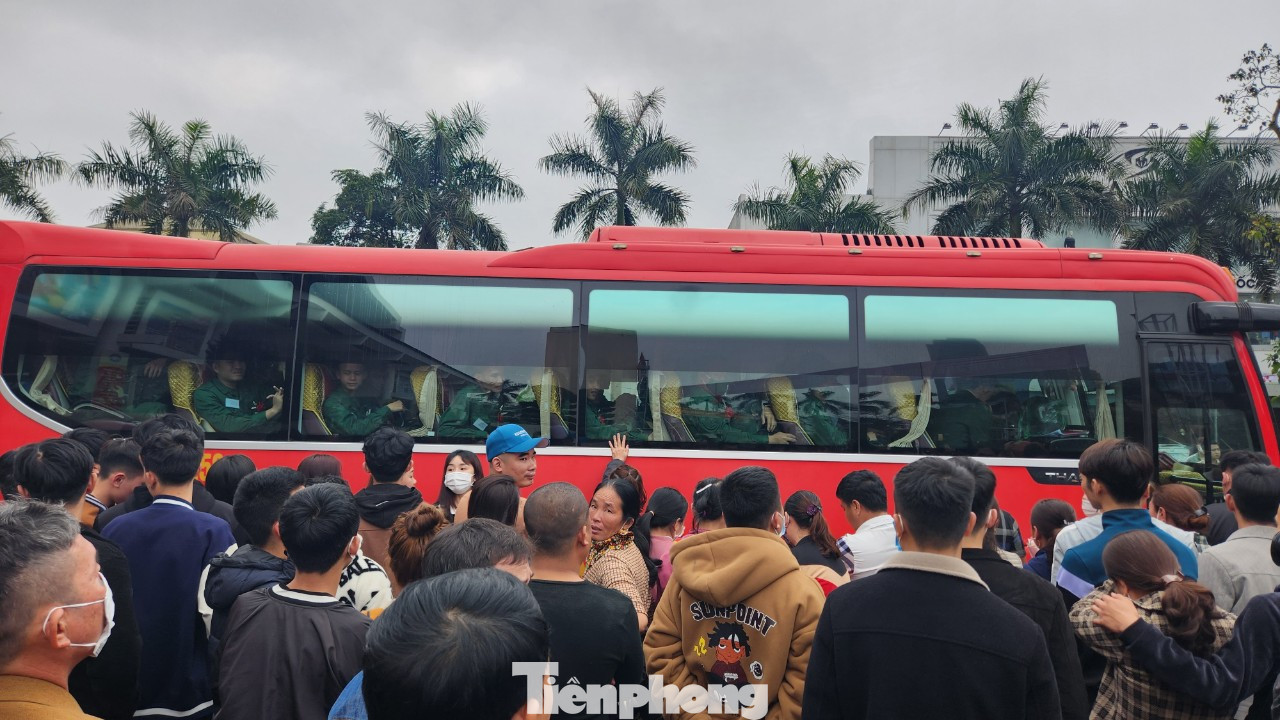 Nhiều người thân của các tân binh tiễn con, em lên đường nhập ngũ.