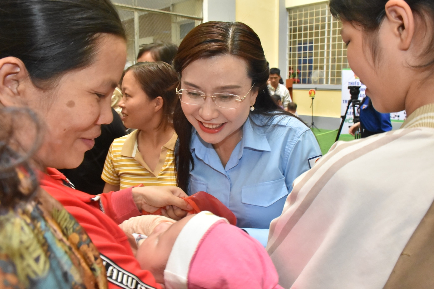 Chị Nguyễn Phạm Duy Trang - Bí thư T.Ư Đoàn đến động viên, thăm hỏi các bệnh nhi đang điều trị tại bệnh viện. Chị Nguyễn Phạm Duy Trang - Bí thư T.Ư Đoàn đến động viên, thăm hỏi các bệnh nhi đang điều trị tại bệnh viện.
