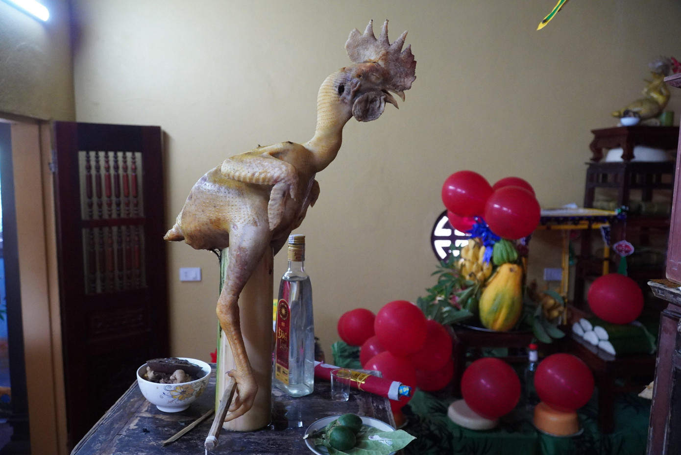 Những mâm cỗ độc đáo, ngoài thể hiện sự tài hoa, tâm huyết của người làm và lòng thành kính tổ tiên, tục bày mâm cúng, chồng cỗ tầng cao là một nét văn hóa riêng tại huyện Lộc Hà.