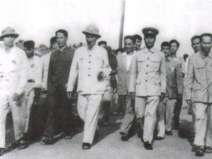 Sáng sớm ngày 15/6/1957, Bác Hồ về thăm Hà Tĩnh. Trong chuyến về thăm này, Bác đã đến tham dự hội nghị Mặt trận và nói chuyện với 2.000 cán bộ, đảng viên; thăm nhà nghỉ cơ quan Tỉnh uỷ và nói chuyện với cán bộ, chiến sĩ Trung đoàn 812 vừa tập kết từ miền Nam ra. (Ảnh tư liệu).