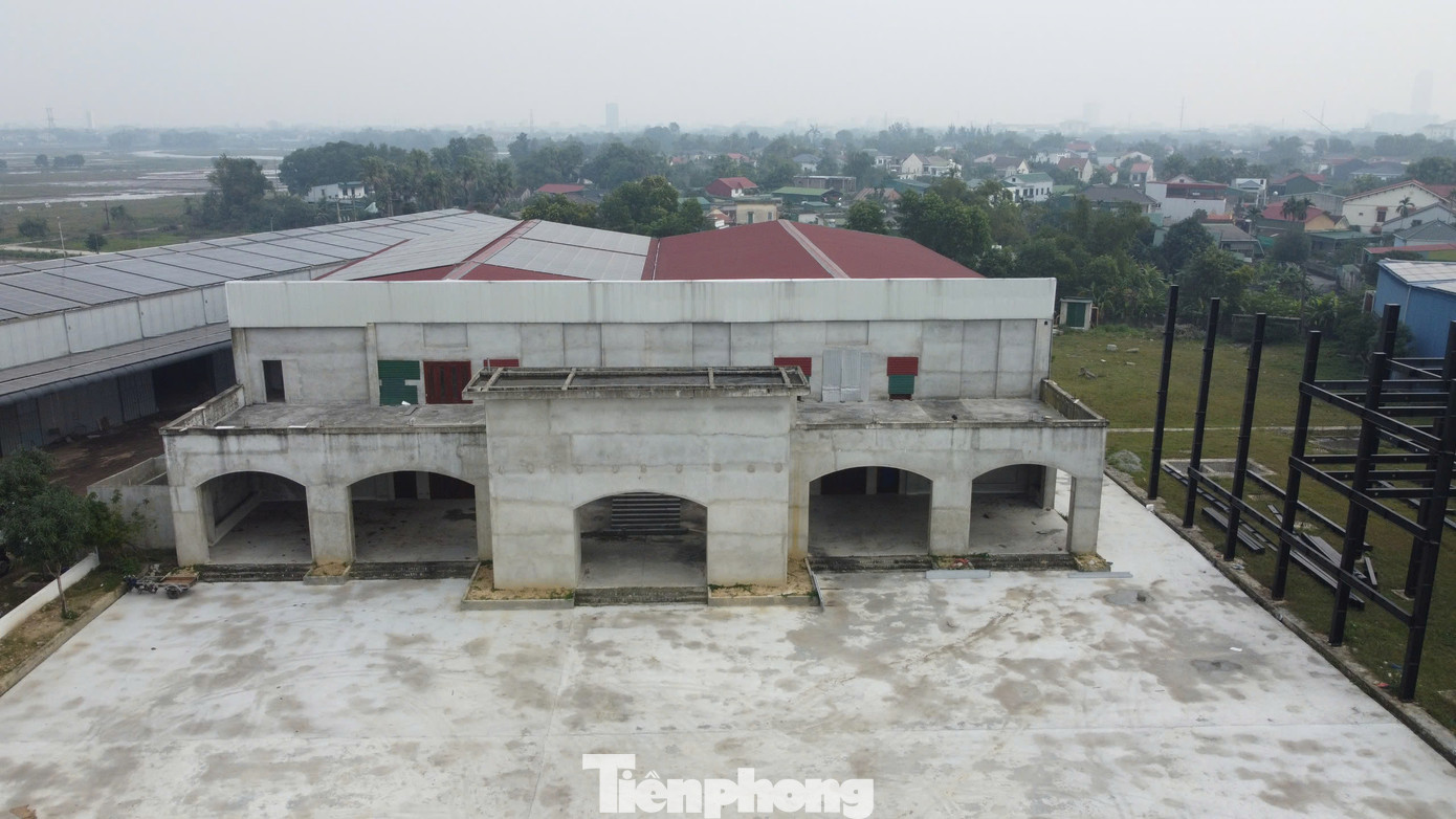 Tại vị trí trọng điểm, ngay ngã tư cầu vượt Đại Đồng, phường Thạch Linh (thành phố Hà Tĩnh) Dự án tổ hợp khách sạn – thương mại của Công ty CP Nguyễn Hưng được chấp thuận từ năm 2017 với tổng vốn 163 tỷ đồng cũng đang thi công dang dở.