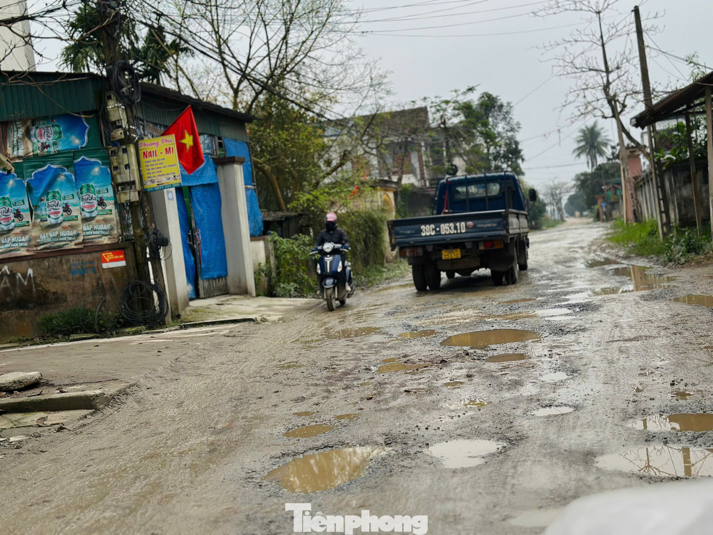 Tuyến đường hư hỏng nặng khiến nhiều người dân sống hai bên đường khốn đốn. Đặc biệt, thời tan tầm, nhiều học sinh di chuyển trên tuyến đường rất nguy hiểm, Tuyến đường hư hỏng nặng khiến nhiều người dân sống hai bên đường khốn đốn. Đặc biệt, thời tan tầm, nhiều học sinh di chuyển trên tuyến đường rất nguy hiểm,