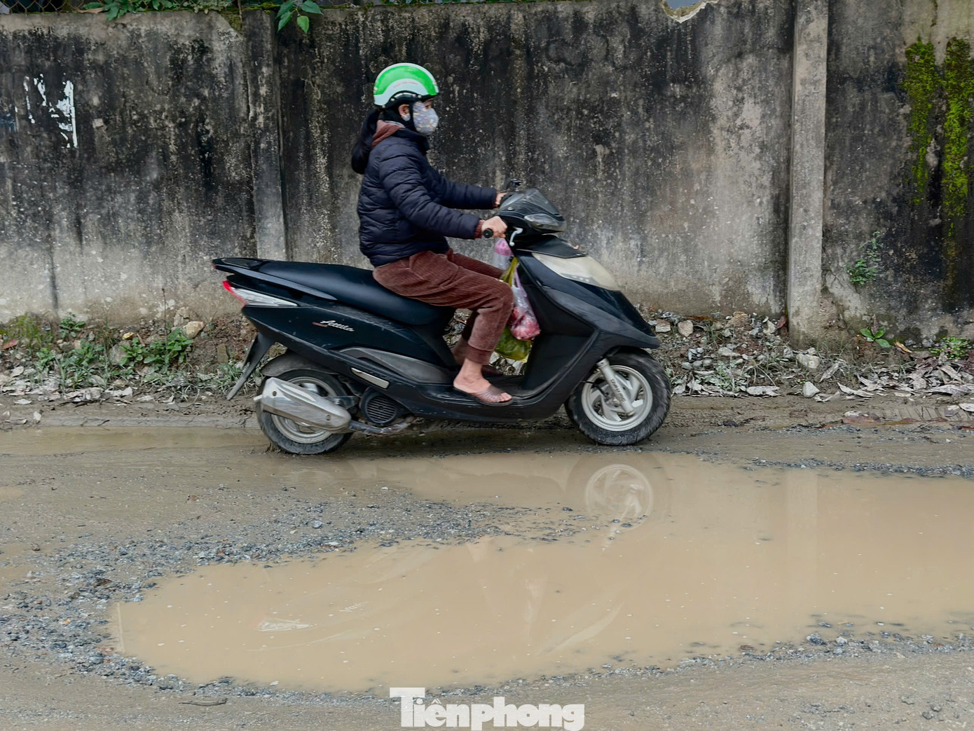 Tình trạng đường xuống cấp không chỉ gây khó khăn cho người tham gia giao thông mà tiềm ẩn những rủi ro về sức khoẻ, an toàn của người dân trong khu vực. Tình trạng đường xuống cấp không chỉ gây khó khăn cho người tham gia giao thông mà tiềm ẩn những rủi ro về sức khoẻ, an toàn của người dân trong khu vực.