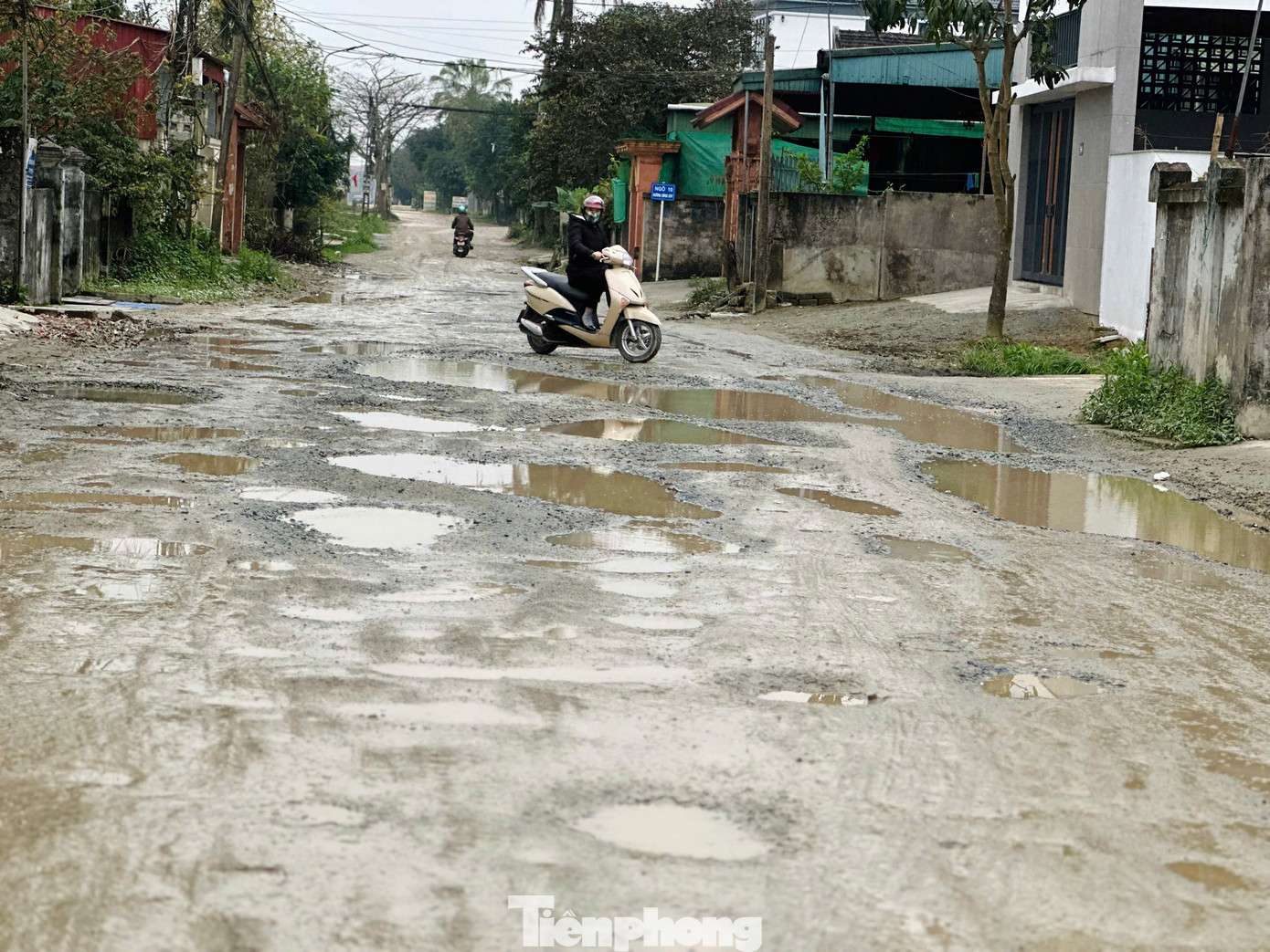 Theo người dân địa phương, do đường xuống cấp, vào mùa mưa nhiều vị trí tạo thành vũng nước lớn tiềm ẩn nguy cơ gây tai nạn. Còn vào mùa hè bụi bặm, ảnh hưởng lớn đến cuộc sống của người dân. Theo người dân địa phương, do đường xuống cấp, vào mùa mưa nhiều vị trí tạo thành vũng nước lớn tiềm ẩn nguy cơ gây tai nạn. Còn vào mùa hè bụi bặm, ảnh hưởng lớn đến cuộc sống của người dân.