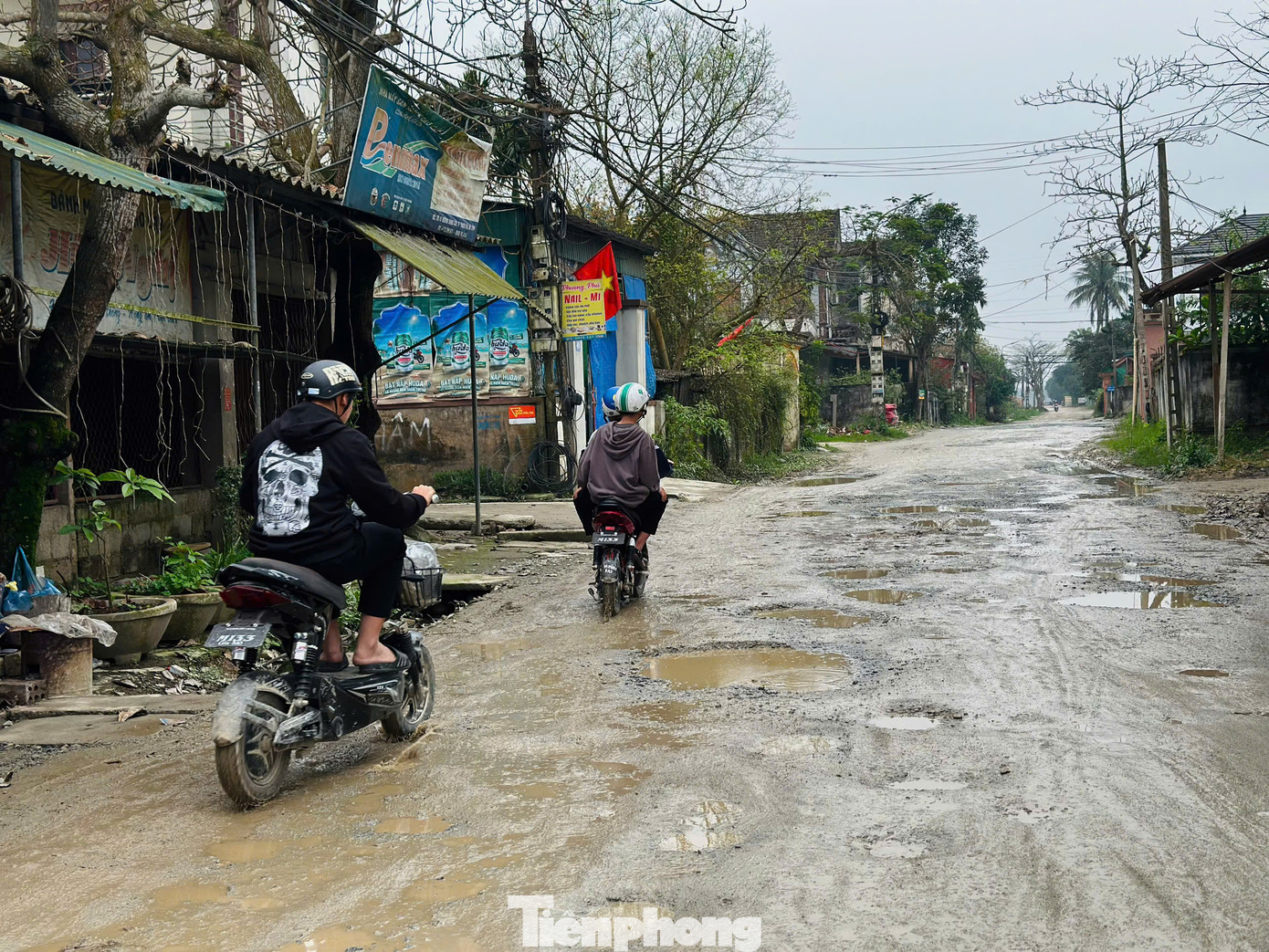 Chi chít "ổ voi ổ gà" khiến cho mặt đường lồi lõm, nên phương tiện tham gia giao thông phải di chuyển chậm, tránh những vị trí có hố sâu nguy hiểm. Chi chít "ổ voi ổ gà" khiến cho mặt đường lồi lõm, nên phương tiện tham gia giao thông phải di chuyển chậm, tránh những vị trí có hố sâu nguy hiểm.