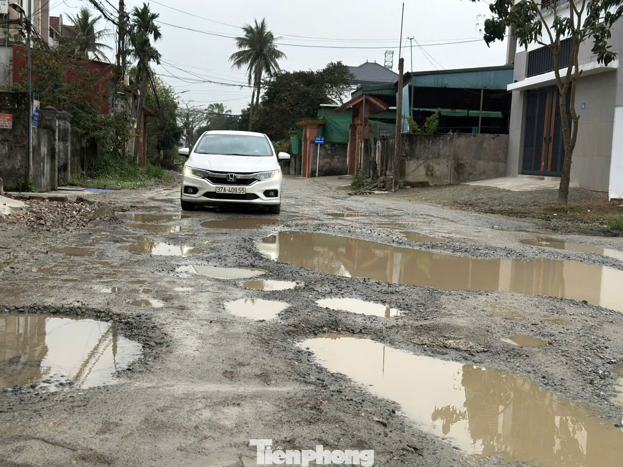 Hiện tại tuyến đường này đã xuống cấp nghiêm trọng. Lớp nhựa ở mặt đường bị bong tróc, nhiều vị trí xuất hiện "ổ voi, ổ gà" tạo thành những hố sâu, khi có mưa "biến" thành vũng ao lớn. Hiện tại tuyến đường này đã xuống cấp nghiêm trọng. Lớp nhựa ở mặt đường bị bong tróc, nhiều vị trí xuất hiện "ổ voi, ổ gà" tạo thành những hố sâu, khi có mưa "biến" thành vũng ao lớn.