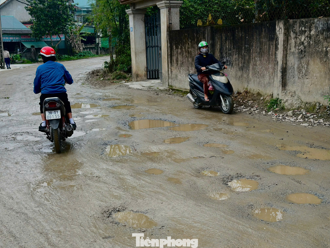 "Mỗi ngày tôi phải di chuyển trên tuyến đường này khoảng 5-10 lần vì cứ chở cháu đi học, sau đó đi chợ... Tuyến đường xuống cấp khoảng gần 1 năm qua, do phương tiện tham gia giao thông tại vị trí này khá đông, nhiều xe trọng tải lớn. Chúng tôi giờ mong chính quyền địa phương có phương án xử lý như rải đá dăm tại những vũng nước sâu để người dân an tâm đi lại", bà Nguyễn Thị Hà (50 tuổi, trú thôn 3, thị trấn Thạch Hà) nói. "Mỗi ngày tôi phải di chuyển trên tuyến đường này khoảng 5-10 lần vì cứ chở cháu đi học, sau đó đi chợ... Tuyến đường xuống cấp khoảng gần 1 năm qua, do phương tiện tham gia giao thông tại vị trí này khá đông, nhiều xe trọng tải lớn. Chúng tôi giờ mong chính quyền địa phương có phương án xử lý như rải đá dăm tại những vũng nước sâu để người dân an tâm đi lại", bà Nguyễn Thị Hà (50 tuổi, trú thôn 3, thị trấn Thạch Hà) nói.