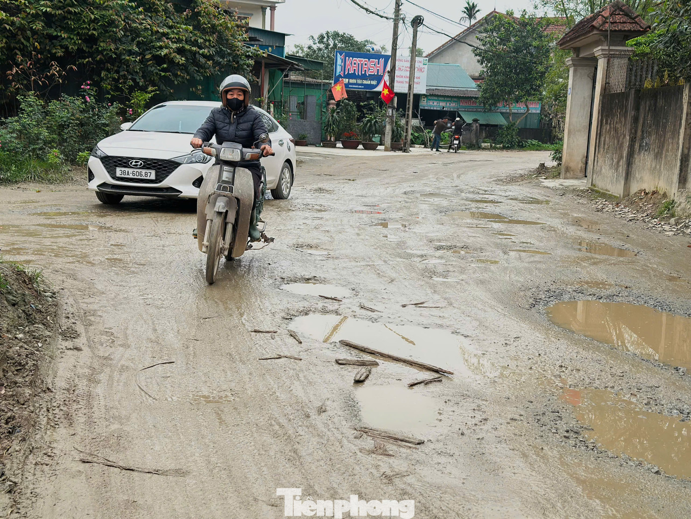 Tình trạng đường xuống cấp không chỉ gây khó khăn cho người tham gia giao thông mà tiềm ẩn những rủi ro về sức khoẻ, an toàn của người dân trong khu vực. Tình trạng đường xuống cấp không chỉ gây khó khăn cho người tham gia giao thông mà tiềm ẩn những rủi ro về sức khoẻ, an toàn của người dân trong khu vực.