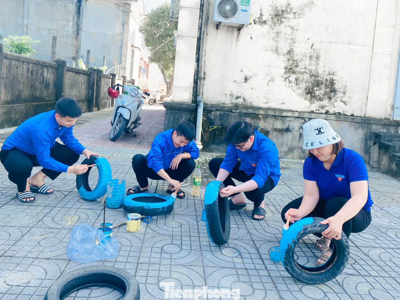 Những chiếc đồng hồ "Tự hào một dải non sông" được đoàn viên thanh niên trao tặng không chỉ là trang trí mà mong muốn gieo mầm và bồi đắp tình yêu đất nước, ý thức về chủ quyền biển đảo thiêng liêng của Tổ quốc cho các em nhỏ.