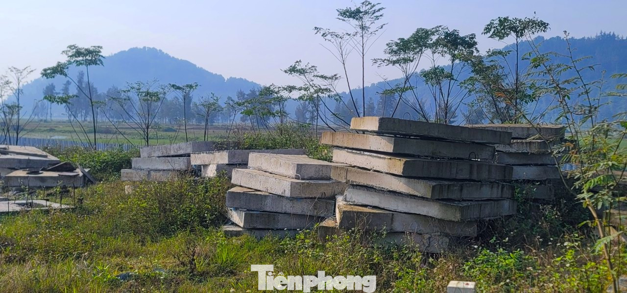 Vật liệu xây dựng chất đống, phơi nắng, phơi mưa.