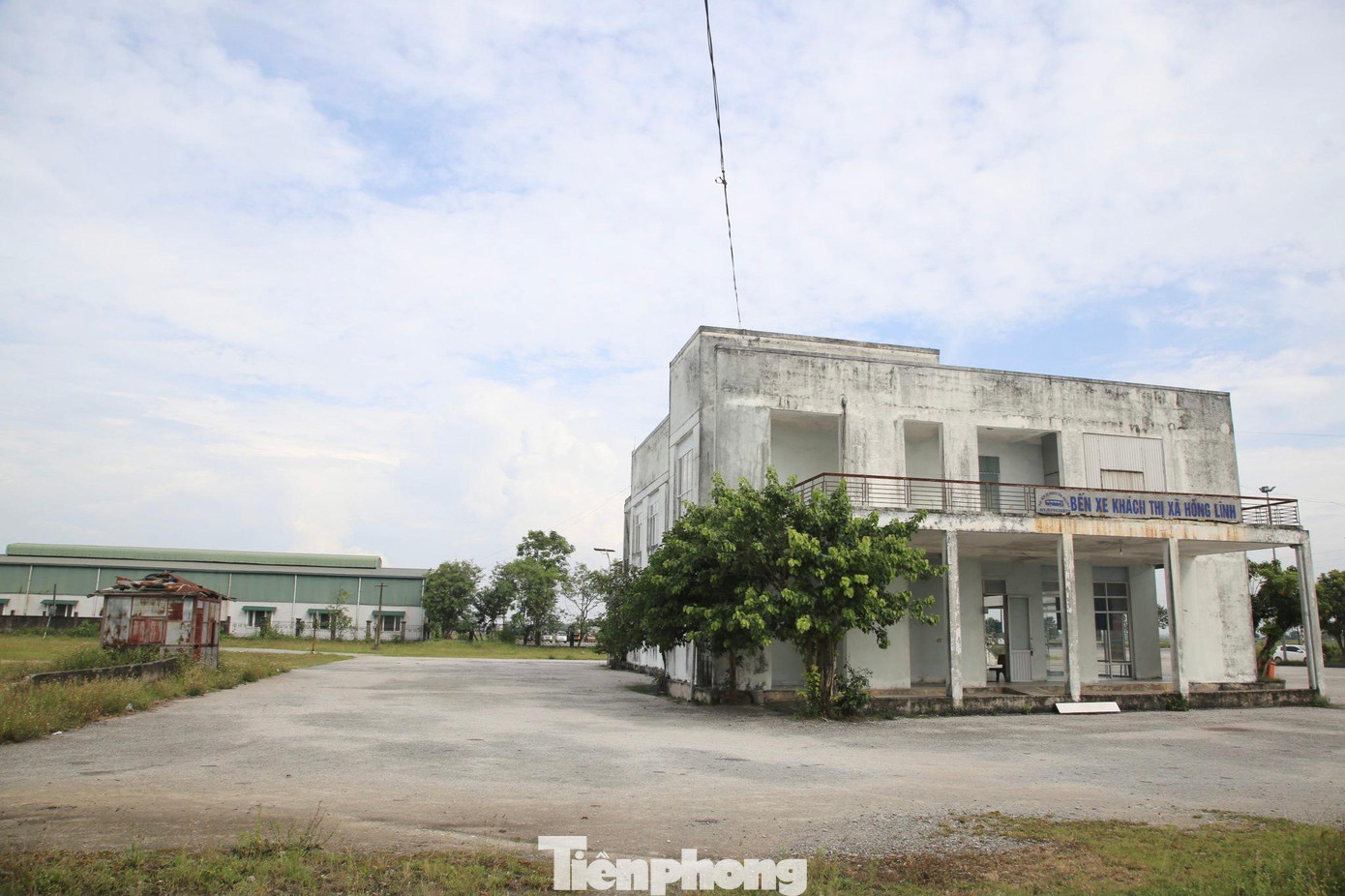 Tuy nhiên, khi đưa vào hoạt động được một thời gian, ban đầu bến xe quản lý 50 đầu xe, nay chỉ còn 8 đầu xe ra vào bến tuyến Hà Nội - Đắc Lắk. Ghi nhận tại đây, các bãi bến đậu xe phía sau nhà làm việc cỏ mọc um tùm, một góc thành nơi tập kết vật liệu xây dựng.