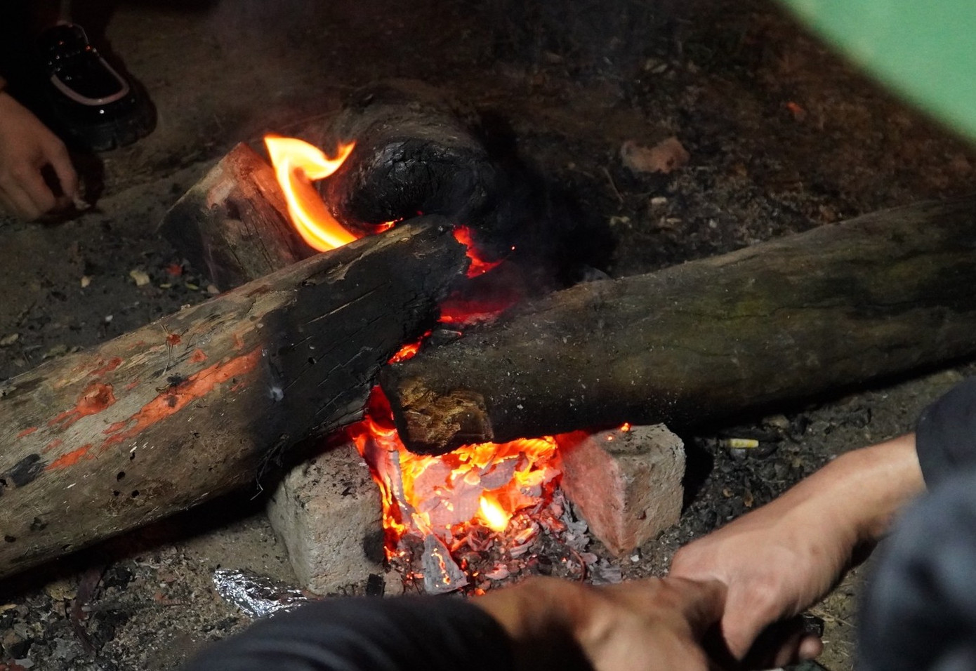 Người dân đốt lửa sưởi ấm trong đêm. Người dân đốt lửa sưởi ấm trong đêm.