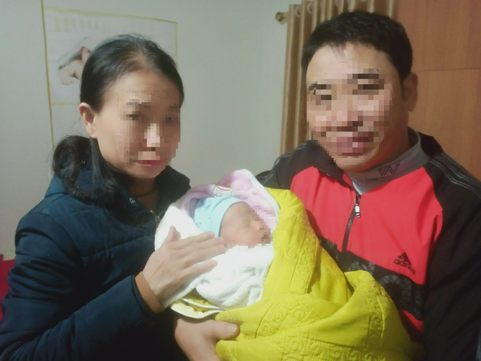 Bé gái sơ sinh đang được người dân chăm sóc.