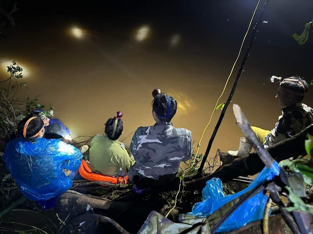 Người dân xuyên đêm tìm kiếm nạn nhân mất tích.