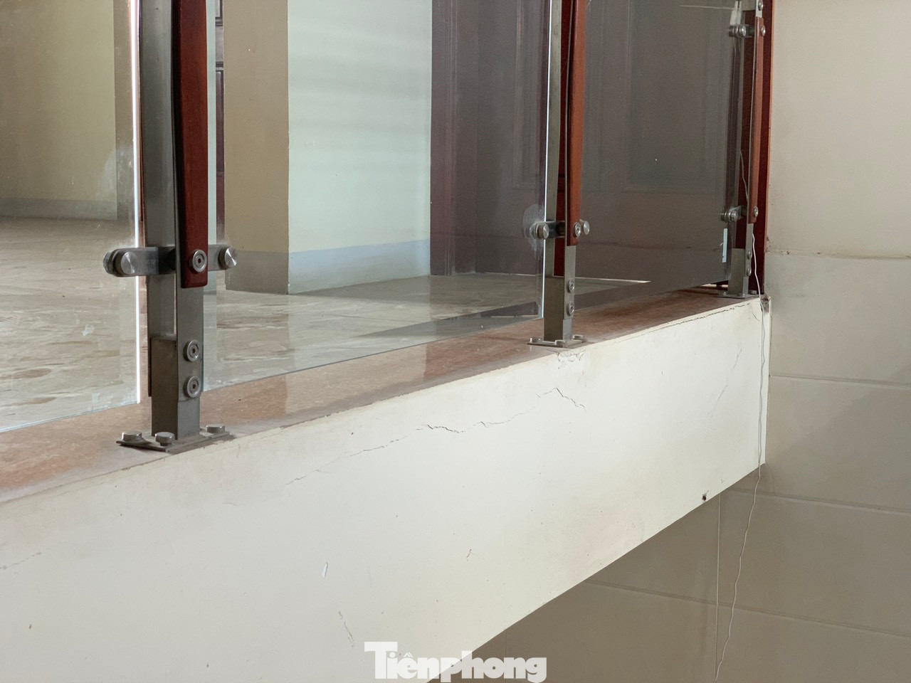 Tường, cầu thang xuất hiện nhiều vết nứt dài.
