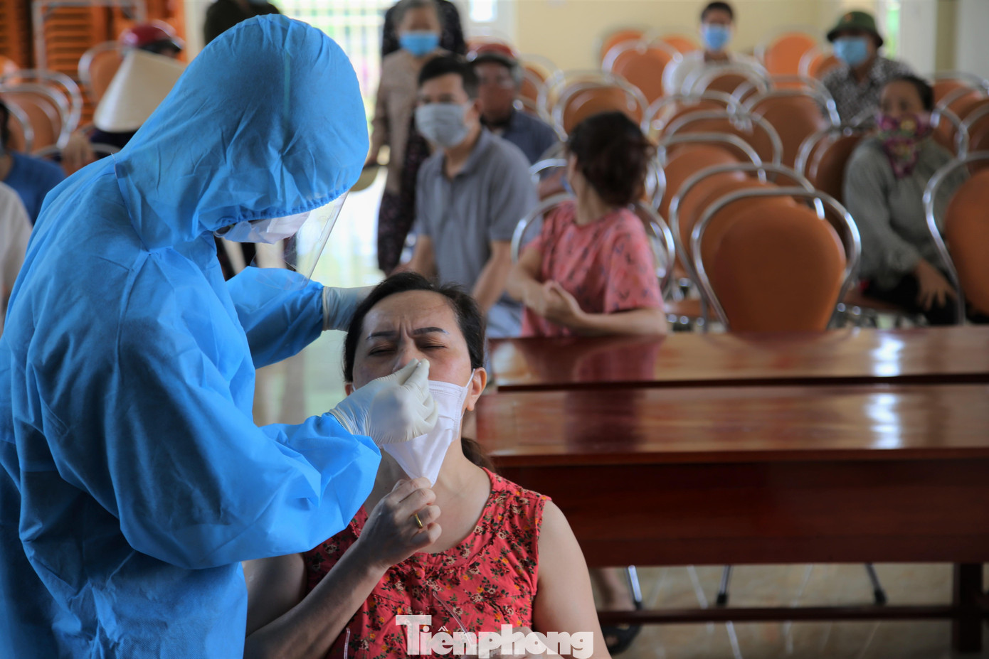 Ngành y tế đang tiếp tục lấy mẫu xét nghiệm những trường hợp liên quan đến các ca bệnh.