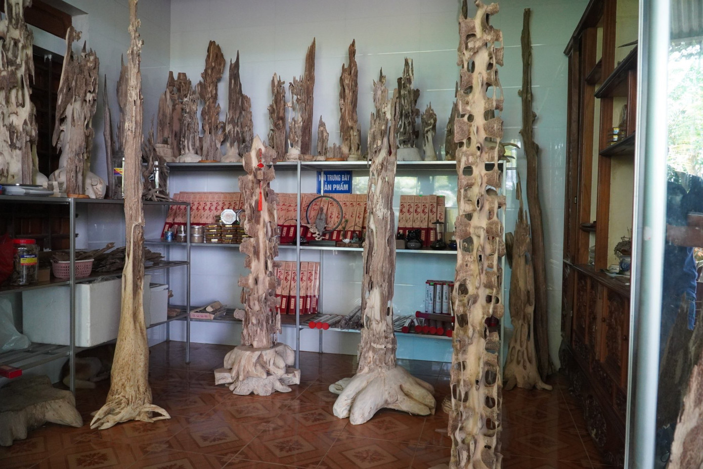 Những khối gỗ trầm hương qua bàn tay thợ lành nghề được chế tác thành nhiều góc trầm cảnh đẹp mắt.