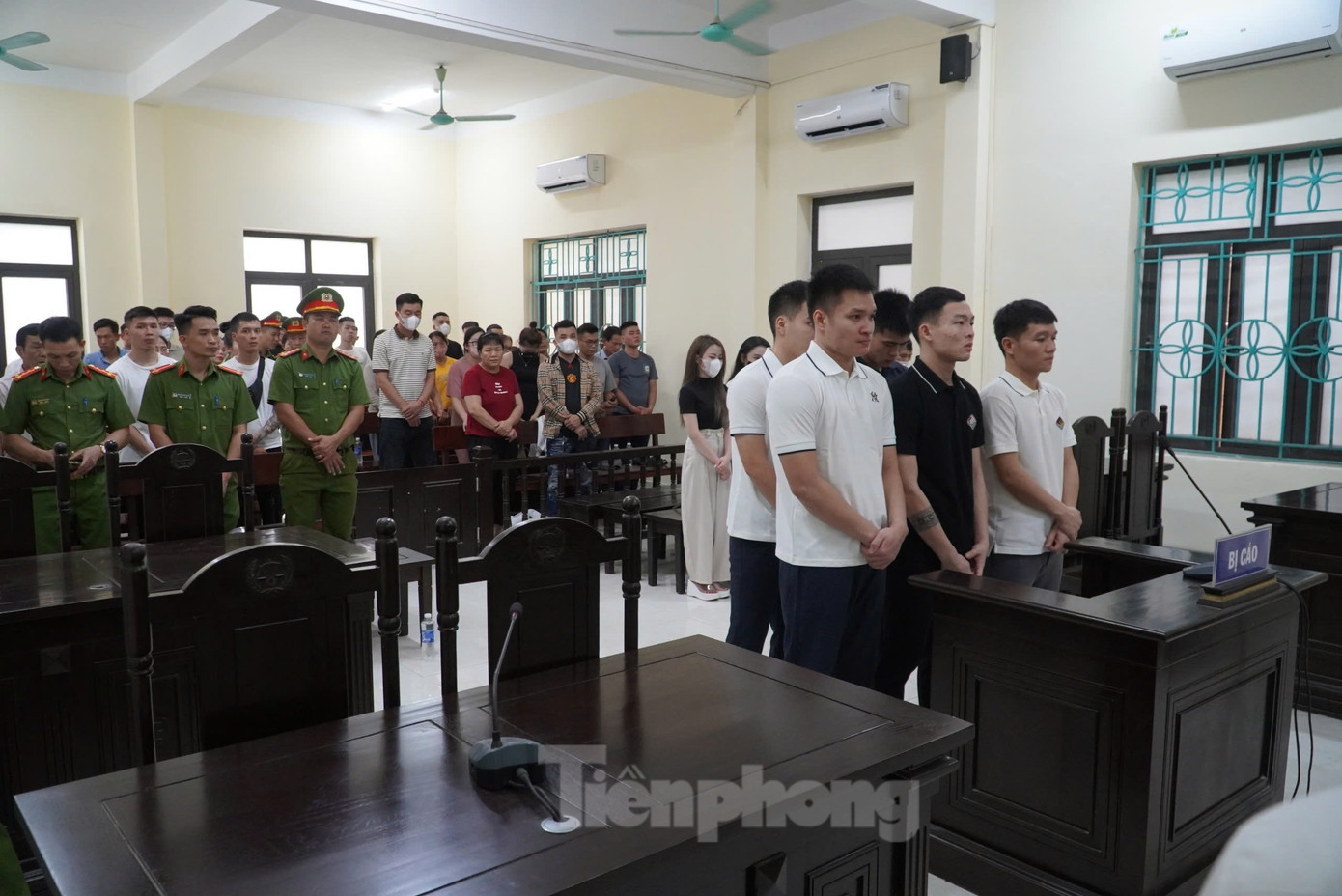 5 bị cáo tại phiên toà xét xử.