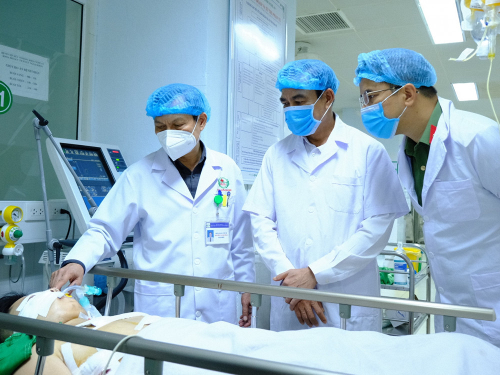 Chủ tịch UBND tỉnh Hà Tĩnh Võ Trọng Hải cùng Đại tá Nguyễn Hồng Phong, Giám đốc Công an tỉnh đã đến bệnh viện thăm hỏi Thượng úy Trần Trung Hiếu.