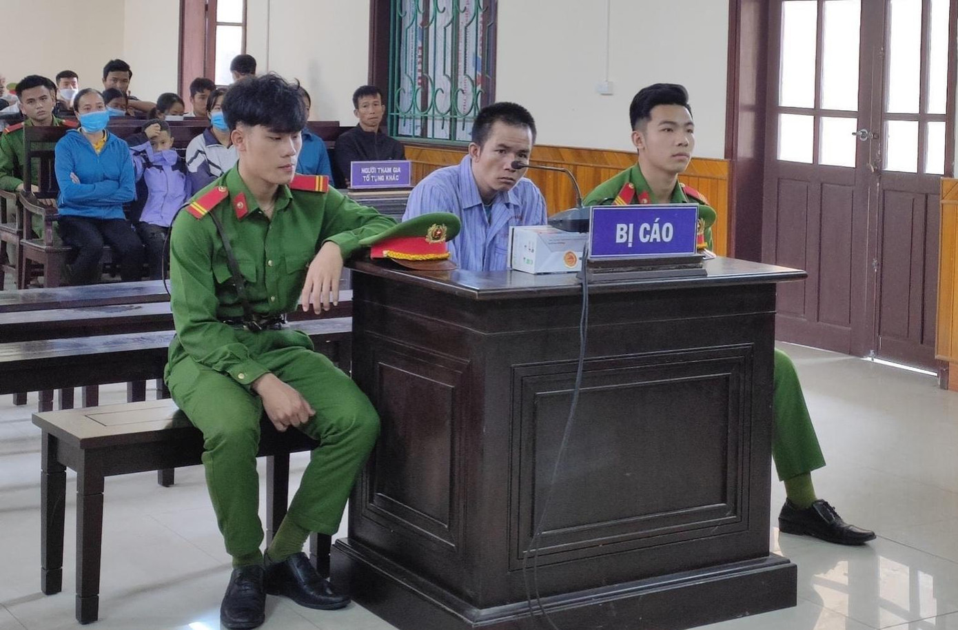 Bị cáo Hậu tại phiên toà xét xử. Bị cáo Hậu tại phiên toà xét xử.