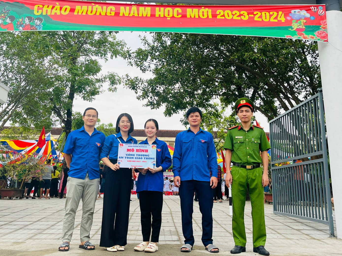 Mô hình "Cổng trường an toàn giao thông" nhằm giáo dục ý thức cho các em học sinh chấp hành Luật Giao thông đường bộ từ khi còn ngồi trên ghế nhà trường. Cùng với đó đẩy mạnh công tác giáo dục, hướng dẫn khu vực dừng đỗ xe ô tô trong quá trình đưa, đón con em tại cổng trường nhằm đảm bảo trật tự, an toàn...