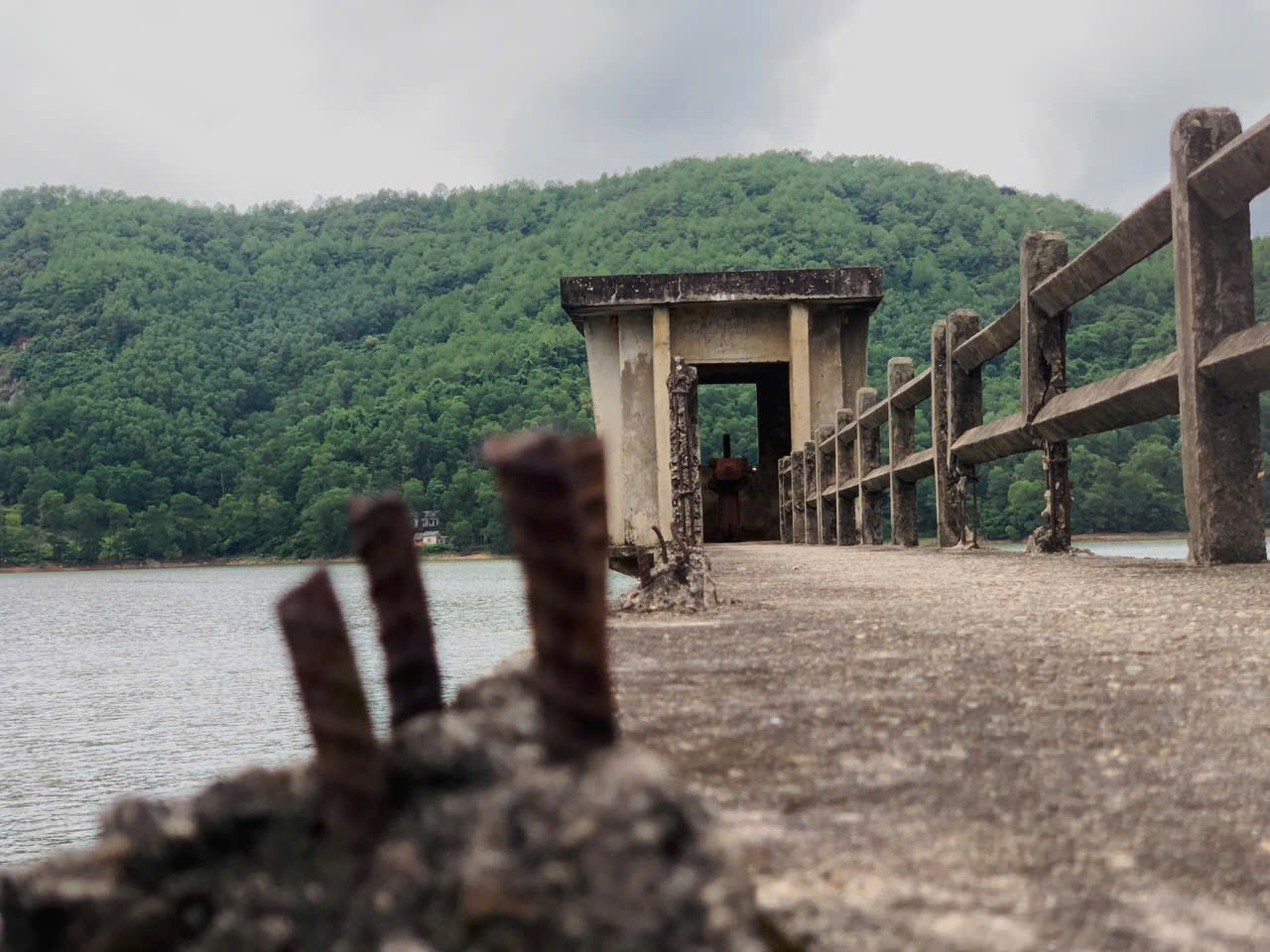 Hồ chứa nước tại xã Sơn Giang, huyện Hương Sơn (Hà Tĩnh) cũng xuất hiện tình trạng hư hỏng, thân đập có dấu hiệu rỉ nước. Hồ chứa nước tại xã Sơn Giang, huyện Hương Sơn (Hà Tĩnh) cũng xuất hiện tình trạng hư hỏng, thân đập có dấu hiệu rỉ nước.