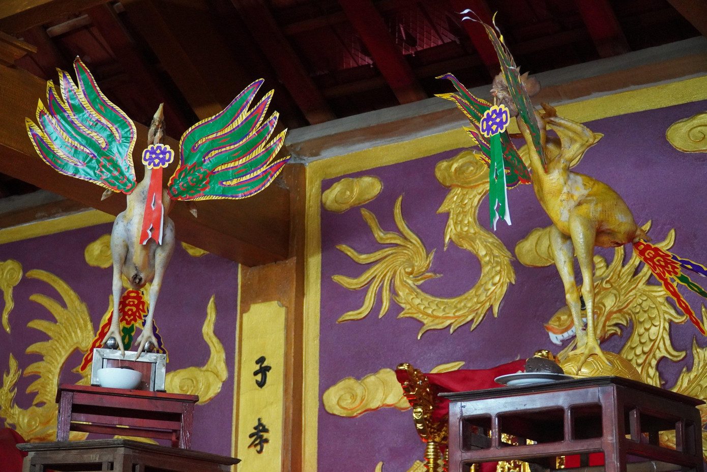 Với bàn tay khéo léo, con cháu dòng họ bày biện rất độc đáo với các thế: gà ngậm hoa, gà đứng trên mình rùa, gà hoá phượng…