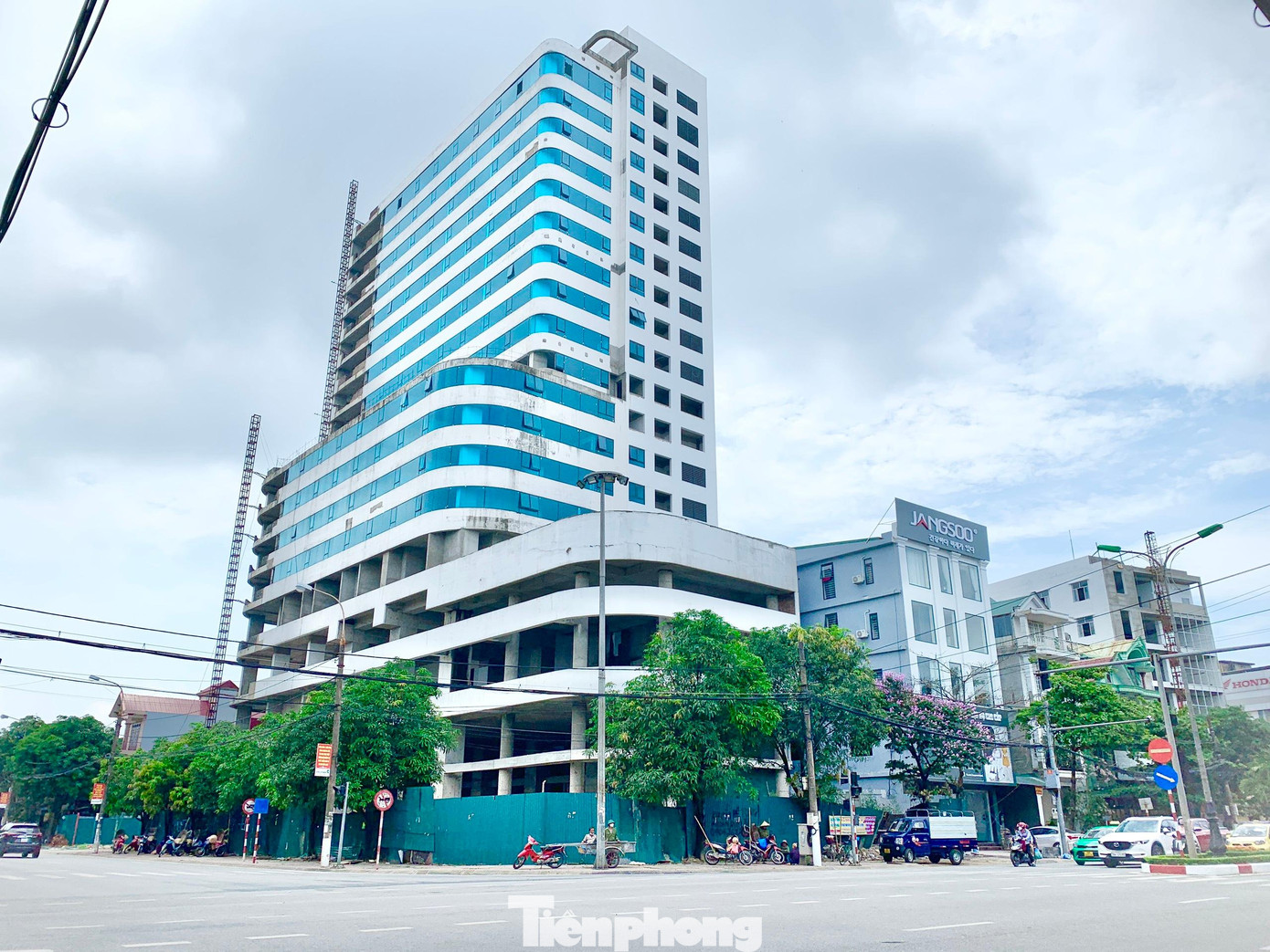 Dự án toạ lạc ở vị trí “đất vàng”, giao nhau giữa tuyến đường Nguyễn Du và Trần Phú được xem là khu sầm uất của TP Hà Tĩnh. Thế nhưng, hai năm nay dự án đang “án binh bất động”.