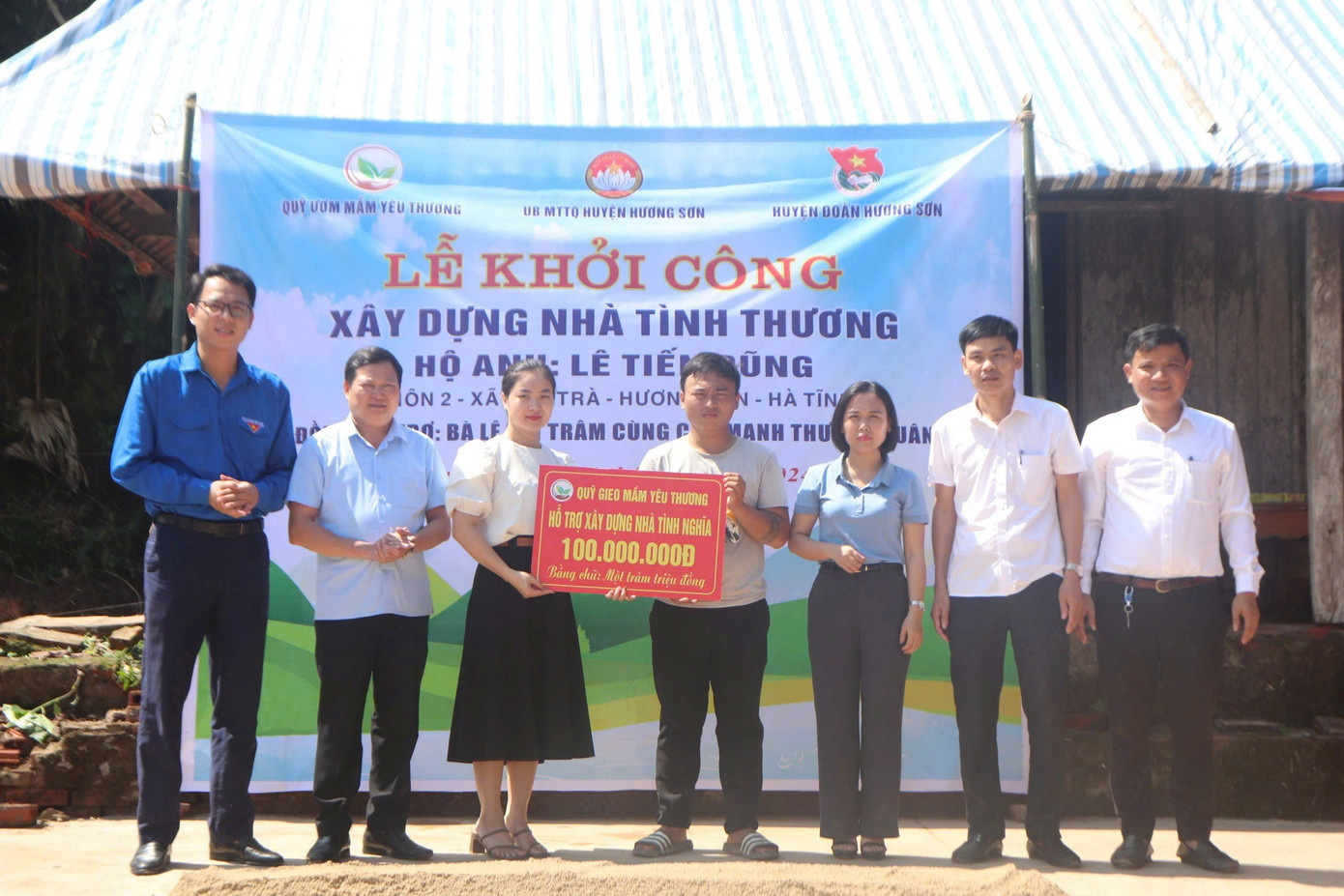 Vừa qua, Huyện đoàn Hương Sơn cũng đã phối hợp khởi công xây dựng 1 nhà ở cho thanh niên gặp hoàn cảnh khó khăn.