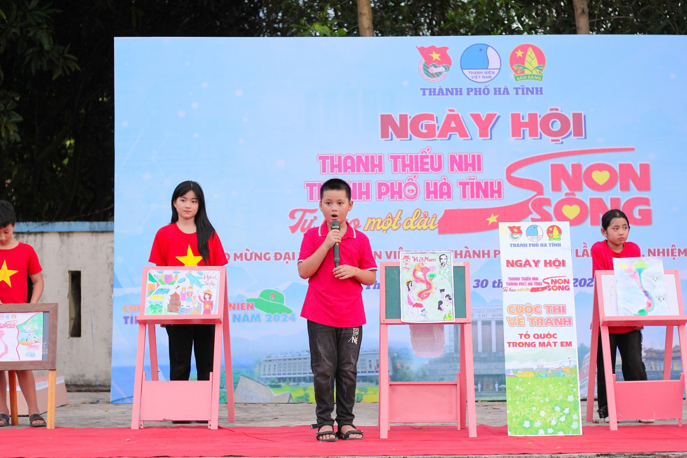 Tổ chức cuộc thi vẽ tranh và thuyết trình về tranh với chủ đề "Tổ quốc trong mắt em" và trao 3 giải khuyến khích, 1 giải ba, 1 giải nhì, 1 giải nhất.