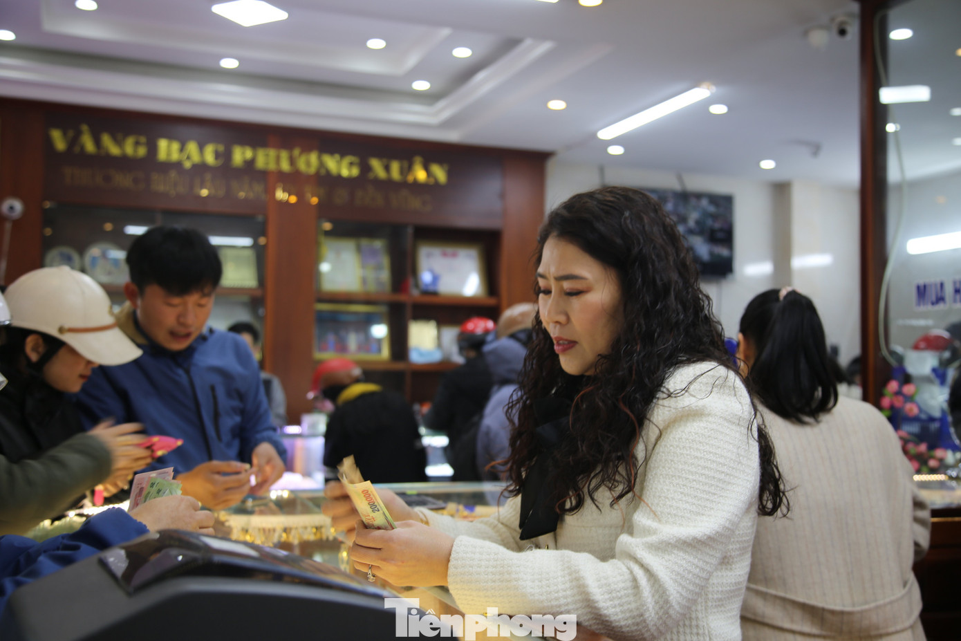 Người mua vàng trả tiền mặt nên chủ tiệm vàng đếm tiền trước khi trả hàng. Người mua vàng trả tiền mặt nên chủ tiệm vàng đếm tiền trước khi trả hàng.