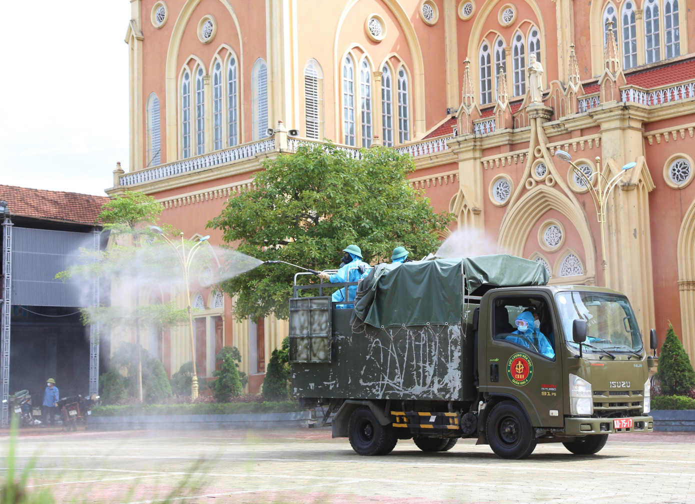 Sáng 30/6, lực lượng phòng hóa Quân khu 4 đã tiến hành phun khử khuẩn toàn bộ các tuyến đường chính và khu vực nhà dân tại xã Thạch Long (Thạch Hà, Hà Tĩnh) và thị trấn Thạch Hà, trong khu vực phong tỏa do có ca nhiễm COVID-19.