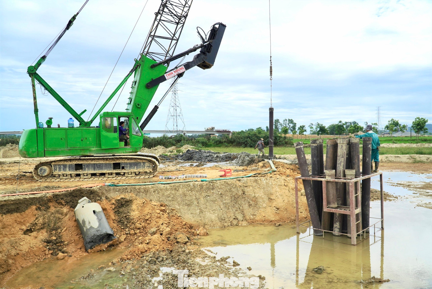 Để đảm bảo tiến độ, nhà thầu tổ chức thi công 3 ca liên tục, huy động máy móc, thiết bị hiện đại.